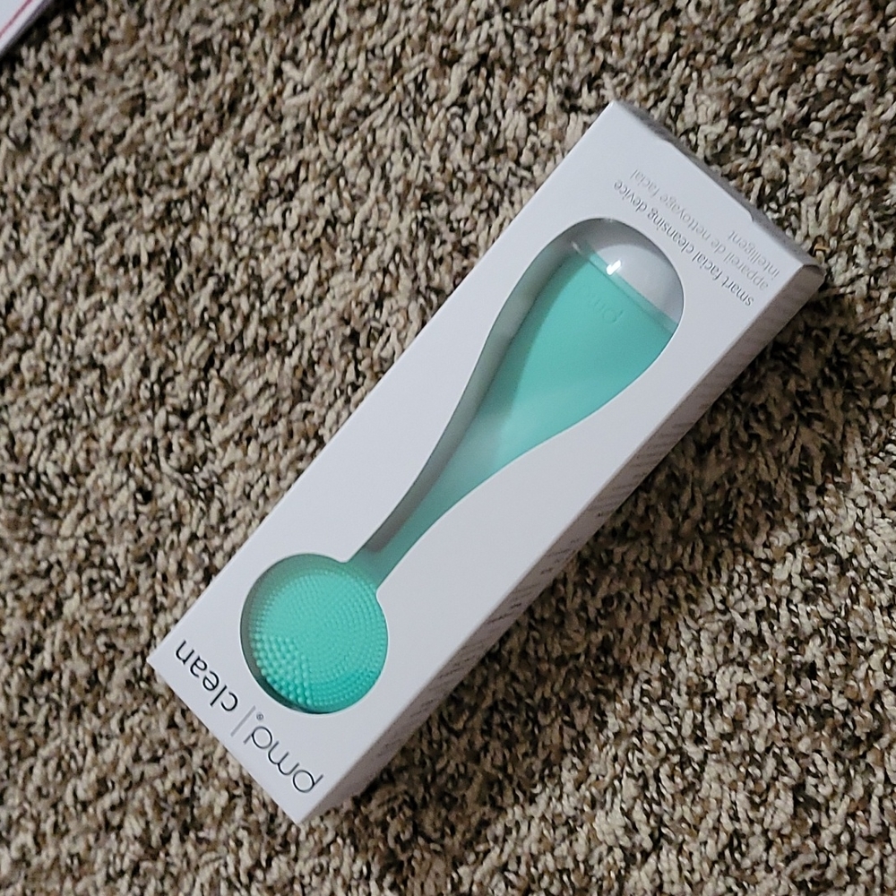 NWT- PMD smart facial cleansing device